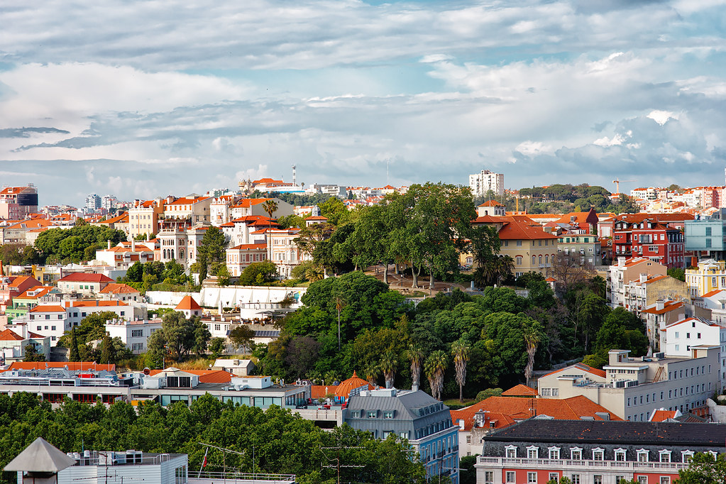 Панорама Лиссабона: вид с площадки Сан-Педру-де-Алкантара на Сад Турель (Torel)