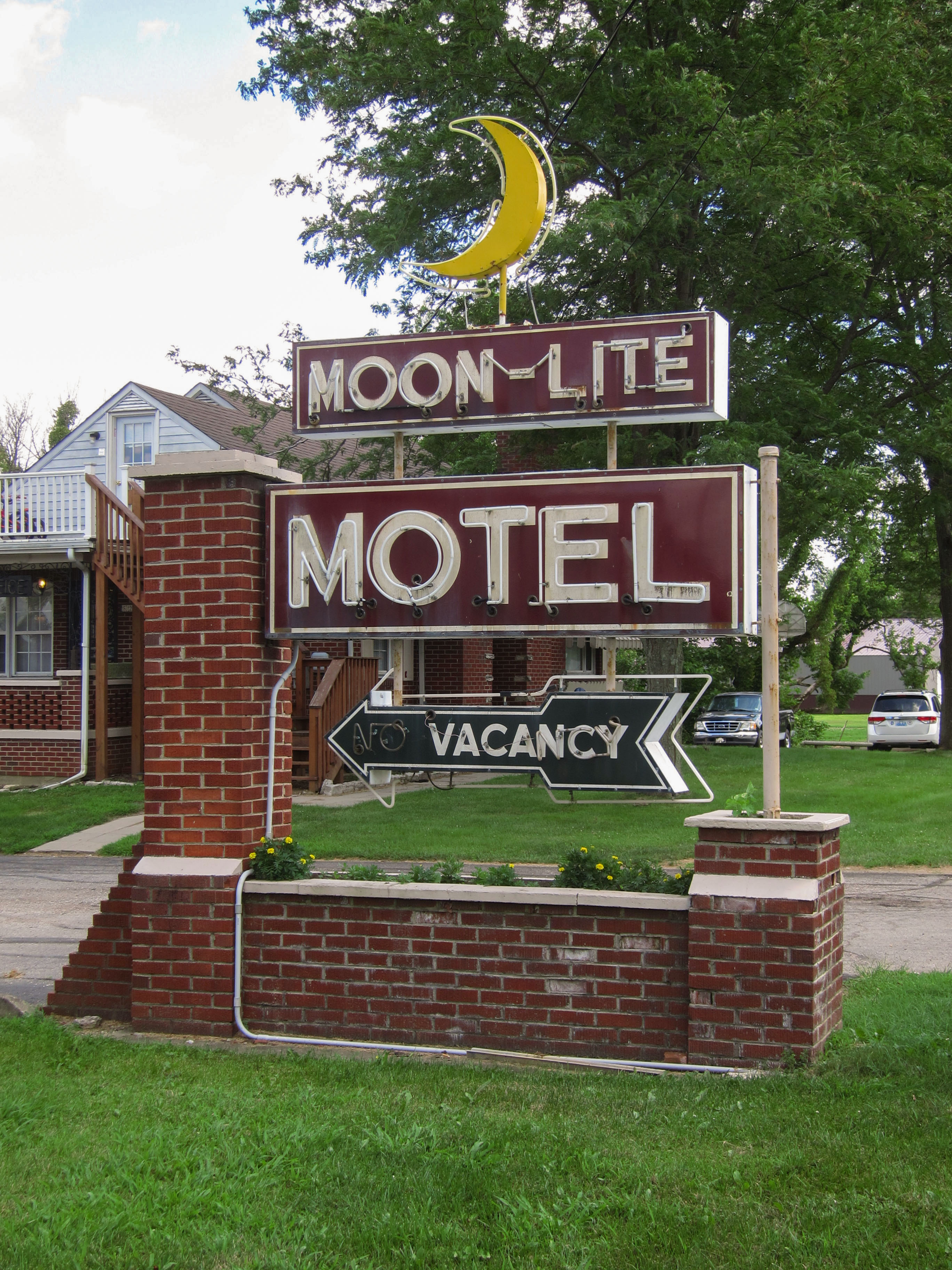 Moon-Lite Motel - 520 South Adams Street, Versailles, Indiana U.S.A. - July 6, 2018