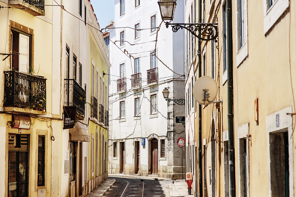 Достопримечательности Лиссабона: узкие улицы  и маршрут трамвая № 28