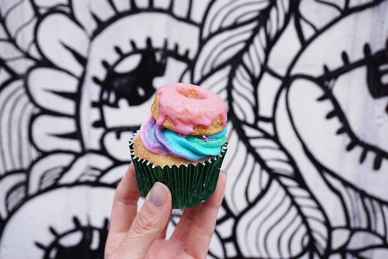 Gluten free cupcake with colourful icing and mini doughnut on top from Vida Bakery in Shoreditch | Gluten free Shoreditch guide | Gluten free London | Hoxton | Liverpool Street | Spitalfield | Old Street | East London | a gluten free Shoredtich guide by Kimi Eats Gluten Free