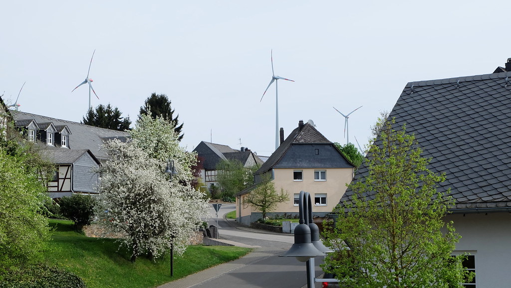 德國萊茵-洪斯呂克縣的風機小鎮風景的一部分，早期對風機距離限制較少，後期開始規範與住家的距離。攝影：陳文姿
