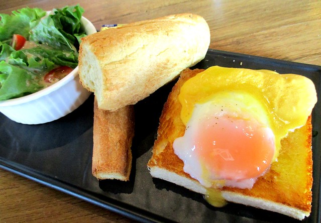 Caffeine Cafe Benedict Egg & Bread