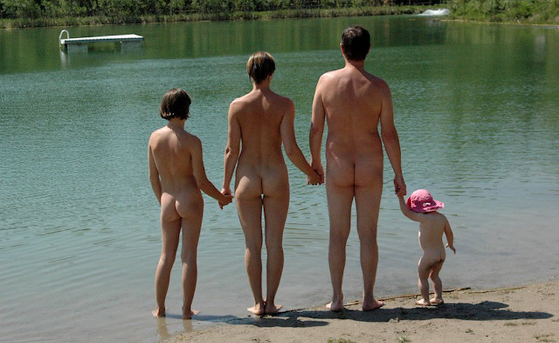 Familia nudista