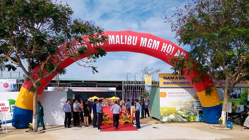 cổng chào Lễ khởi công Malibu MGM Hội An