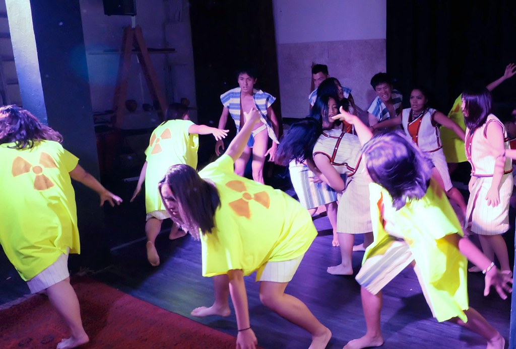 輔仁大學原住族學生帶來的舞蹈展現蘭嶼反核廢料三十年的歷程。攝影：陳文姿