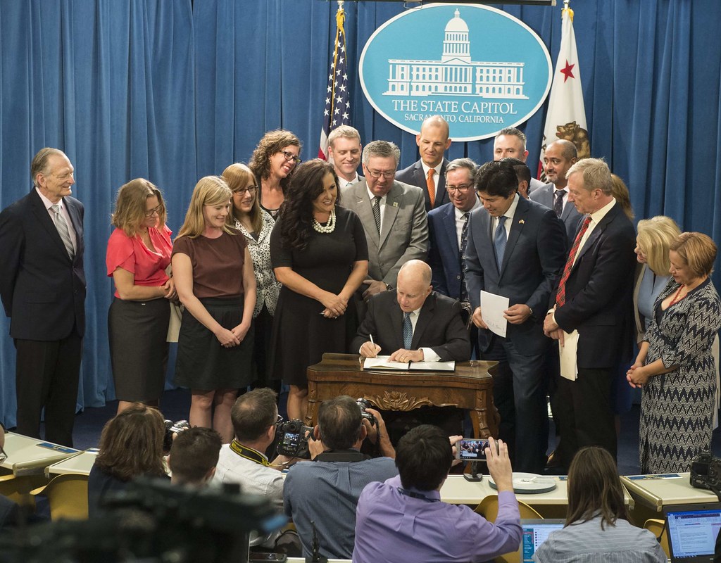加州州長布朗簽署參議院100號法案（SB 100）。Office of the Governor