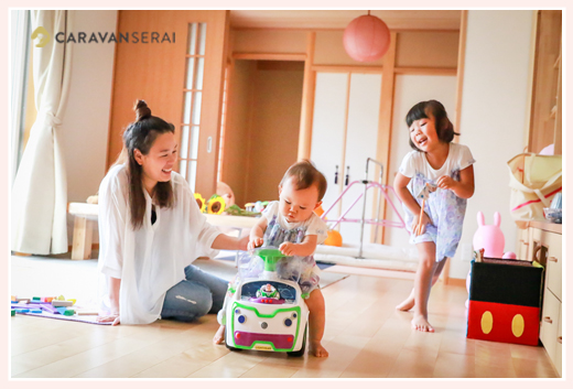 家族写真カメラマンが撮る子供たちの自然なショット♪岐阜県美濃市の新築のご自宅へ出張撮影