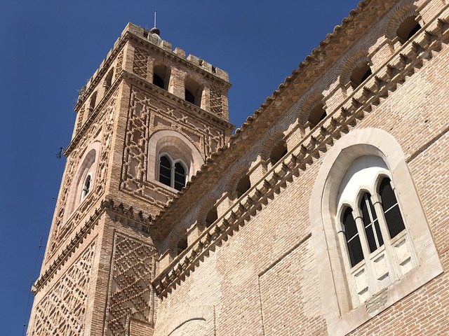 Exterior de la fachada de la iglesia de la Asunción en Quinto