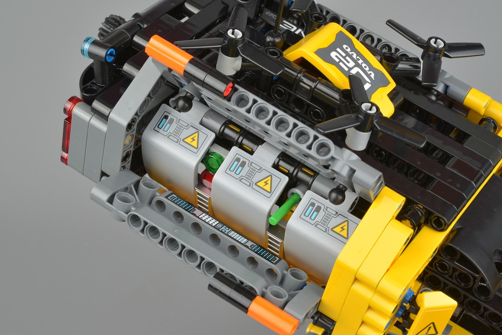 LEGO 42081 Volvo Concept Wheel Loader ZEUX review | Brickset