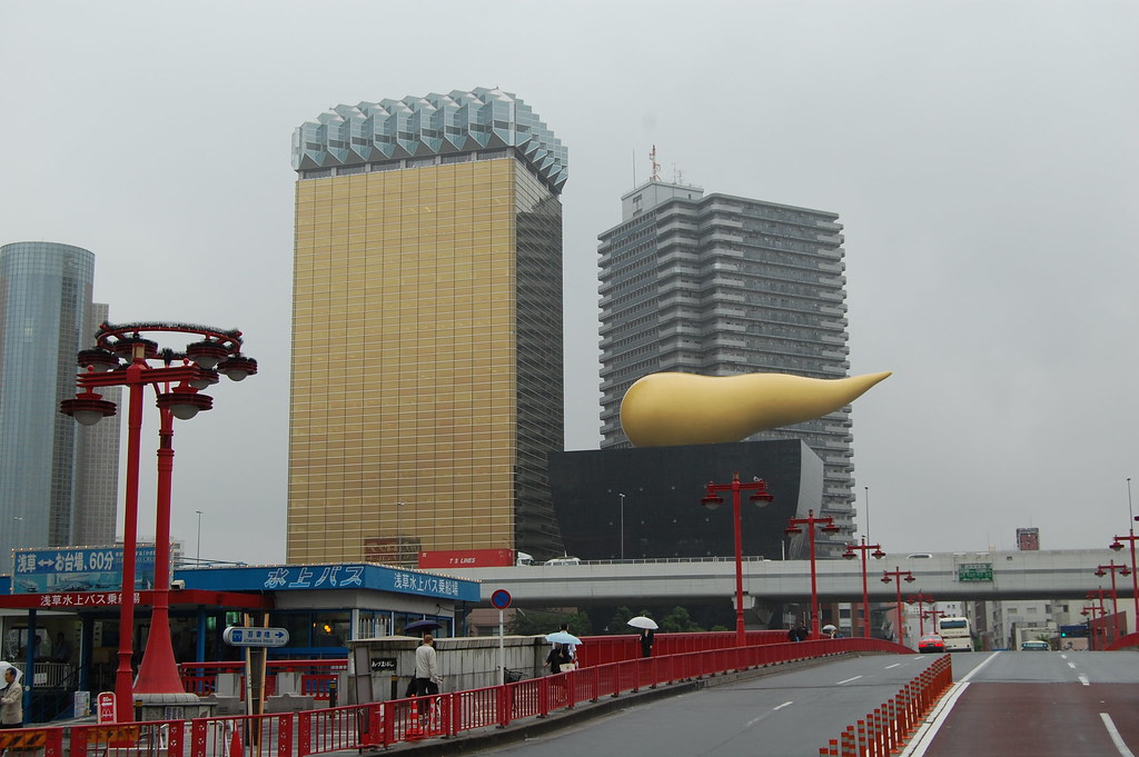 Mojón dorado en Asakusa