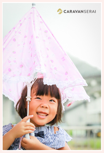 傘を持つ女の子