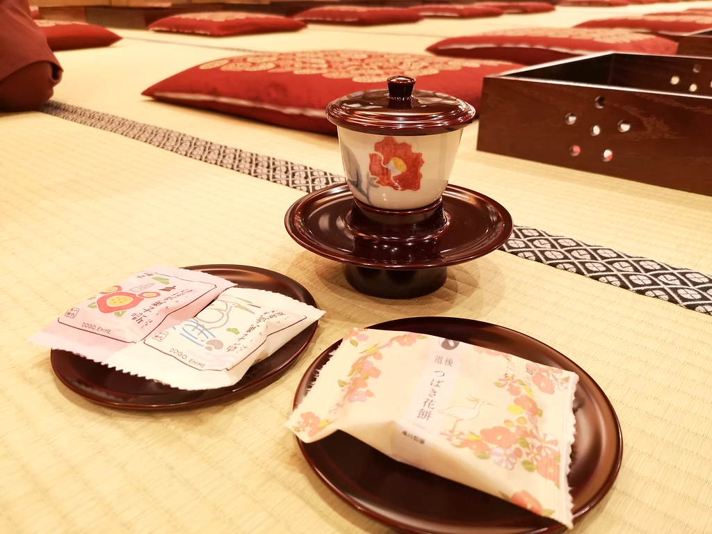 Even the senbei and the tea are different. Of course, the prices here are northwards of that of the public bath house.
