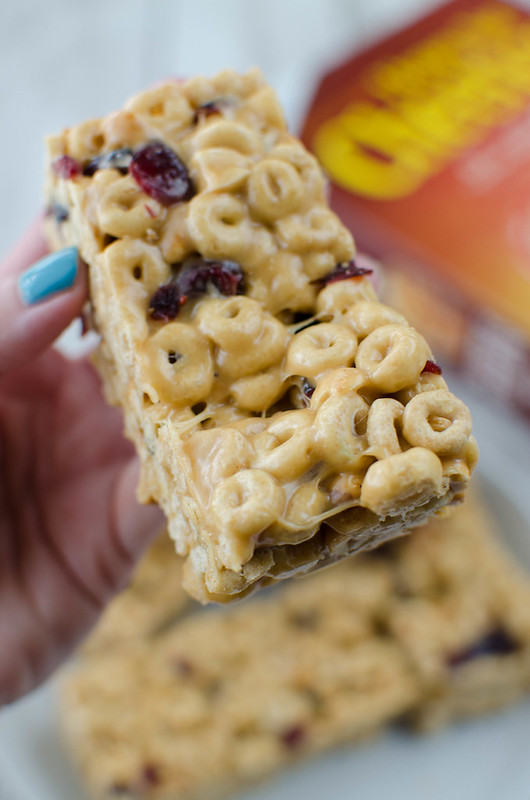 No Bake Cheerios Bars - easy no bake bars with Honey Nut Cheerios, peanuts, and dried cranberries coated in peanut butter and marshmallow! Great for lunchboxes! 