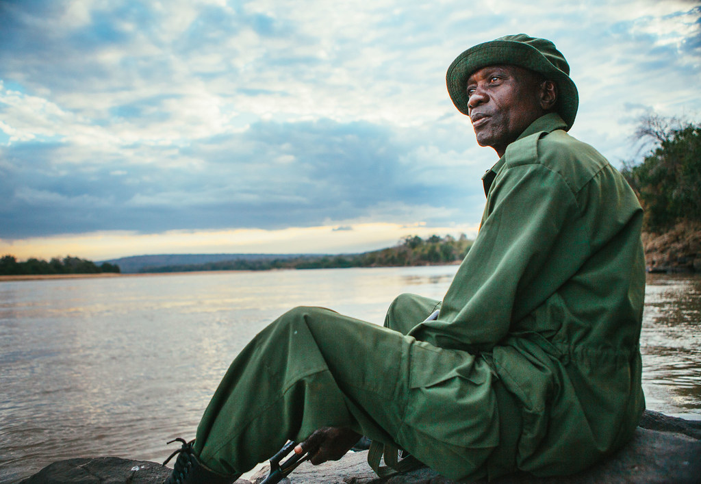 護管員 George Athanas，攝於坦尚尼亞塞盧斯野生動物保護區（Selous Game Reserve）。圖片來源：WWF Global