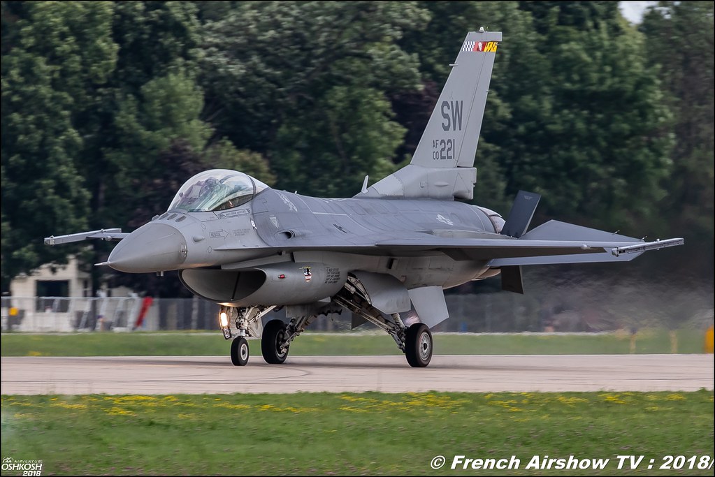 The Air Combat Command F-16 Viper Demonstration Team F-16 Fighting Falcon EAA AirVenture Oshkosh 2018 Wisconsin Canon Sigma France contemporary lens Meeting Aerien 2018