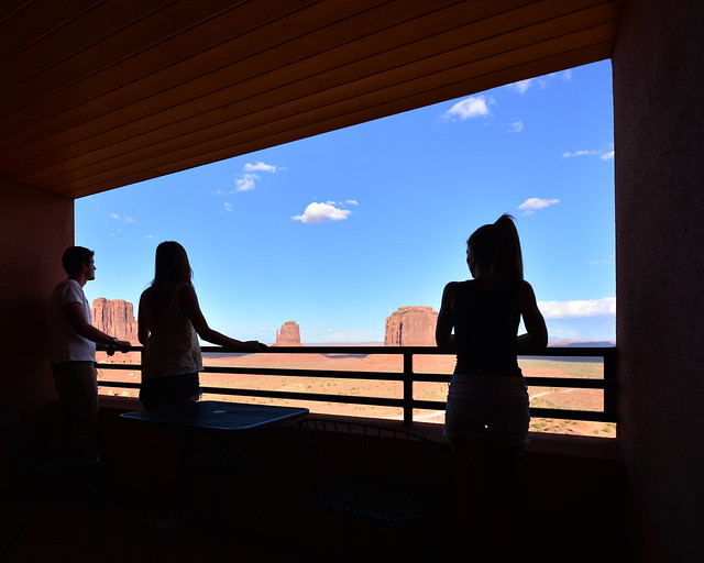 Balcón esperando al atardecer en The View, en Monument Valley