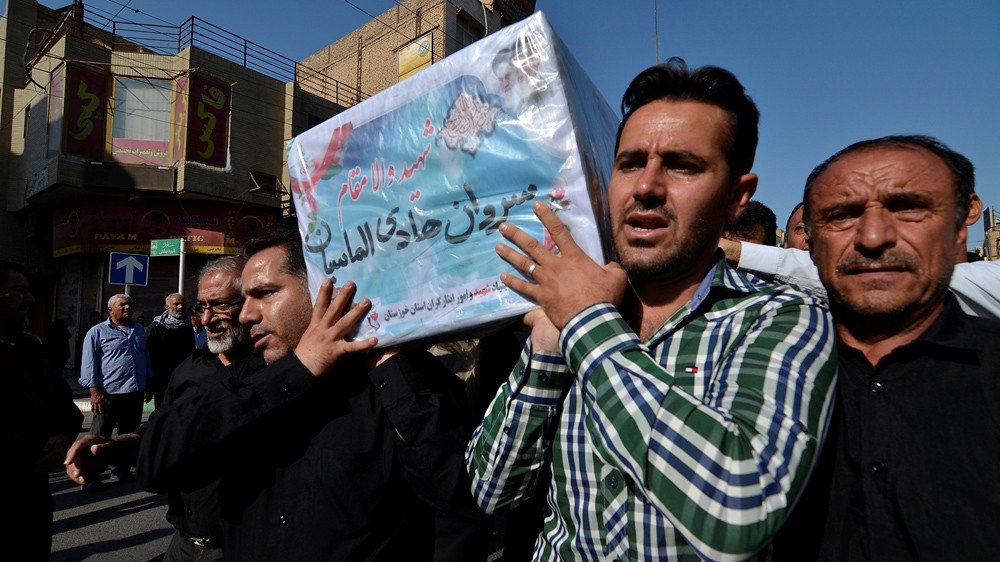 攻擊事件後，伊朗民眾於阿瓦士市為死者致哀。（圖片來源：Tasnim News Agency/Reuters）