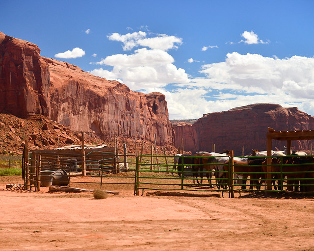 Establos de caballos junto a los buttes de Monument Valley