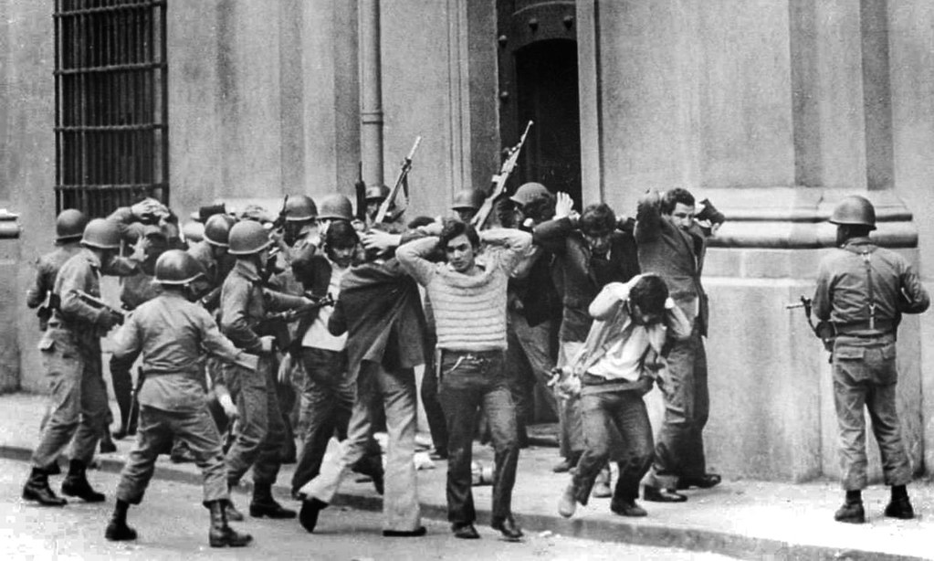 1973年9月11日，美國支持的皮諾契特將軍發動政變，阿葉德的夥伴遭士兵挾持。（圖片來源：路透社）