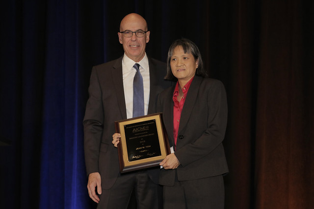 Dr. Jean W. Tom with Chair of Awards Selection Subcommittee Juan de Pablo