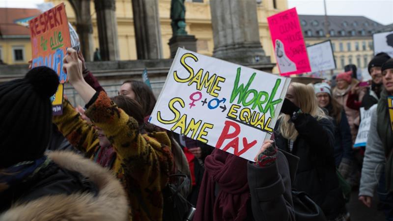 瑞士民眾手舉「同工同酬」標語於首都伯恩遊行。（圖片來源：Alexander Pohl/Getty Images）