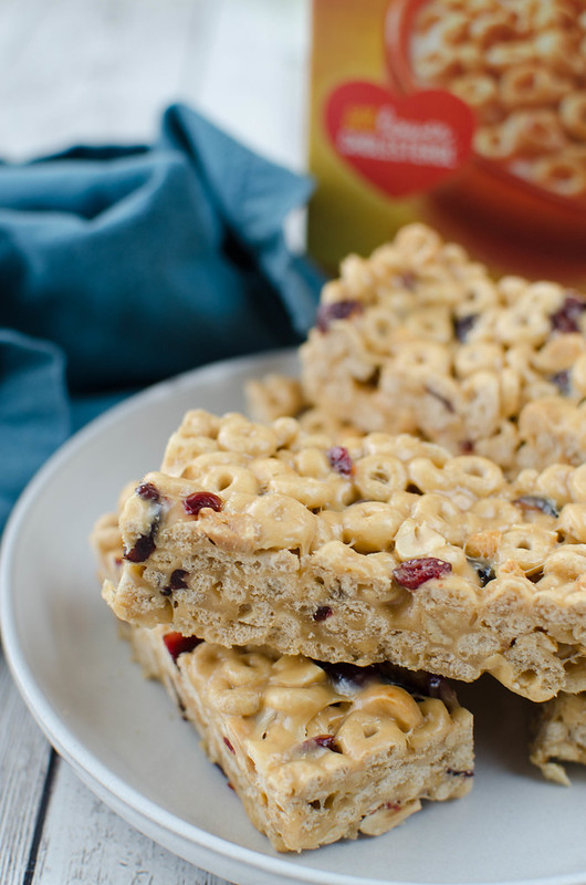 No Bake Cheerios Bars - easy no bake bars with Honey Nut Cheerios, peanuts, and dried cranberries coated in peanut butter and marshmallow! Great for lunchboxes! 