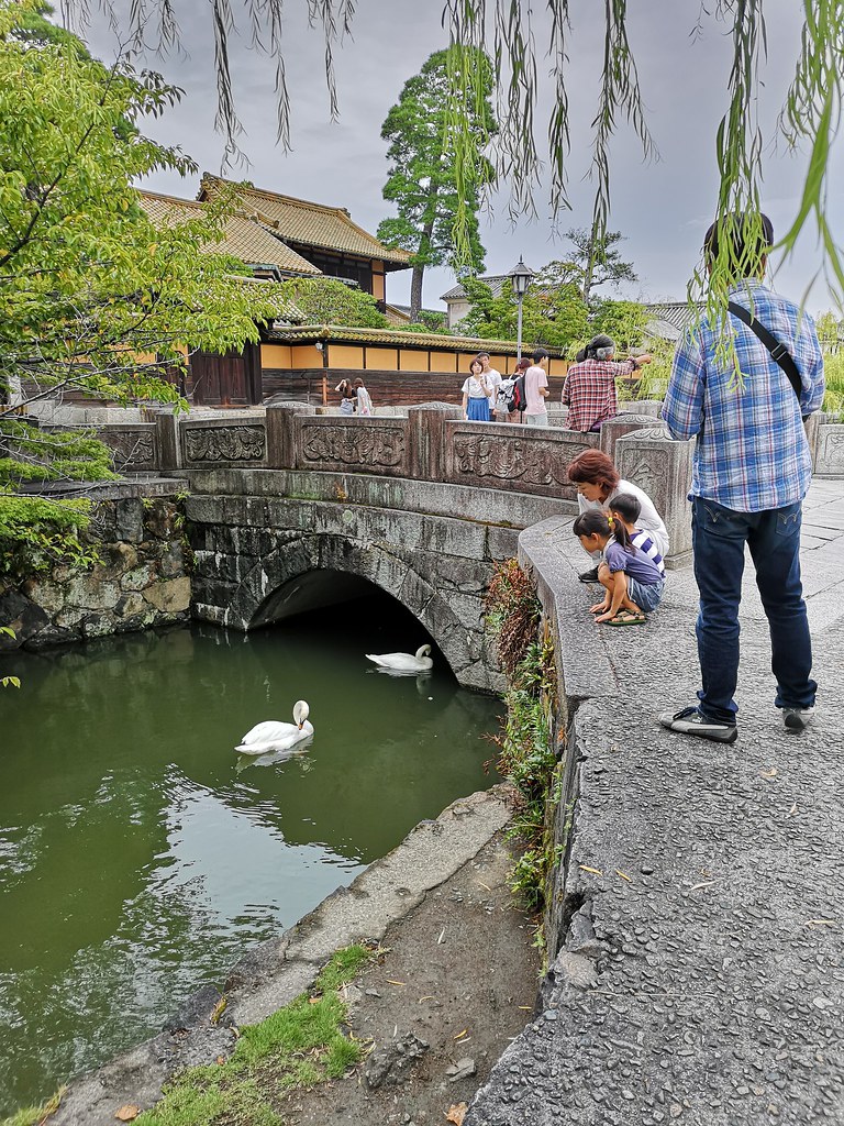 Willow trees line the banks of the Kurashiki River and swans swim in the placid waters of the canal. It's no wonder that Kurashiki has earned recognition as an Important Preservation District for Groups of Traditional Buildings.