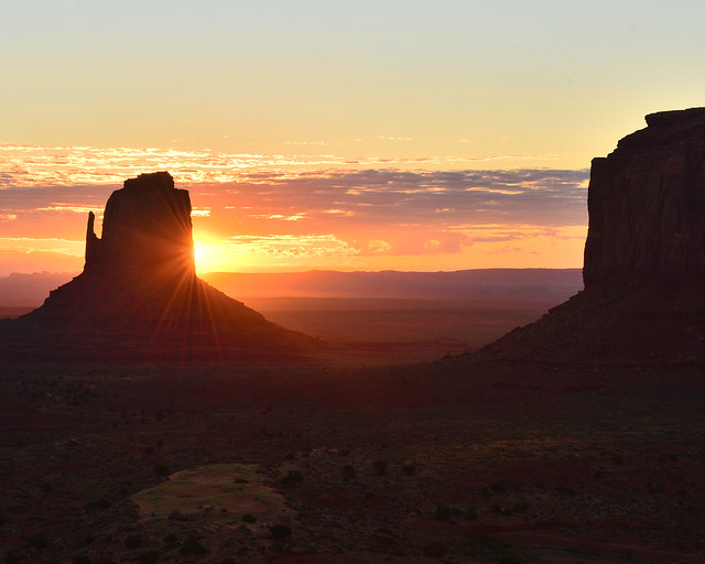 Sale el sol en Monument Valley