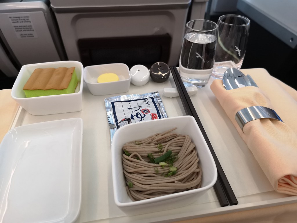 Fabric napkins, breakable glasses and ceramic bowls and plates. Dining in Business Class makes me feel all grown up.