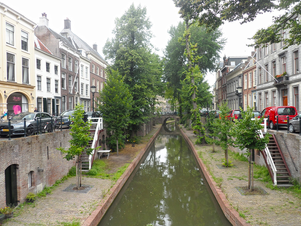 Нидерланды на день рождения: парад цветов, романтика средневековых городов и немного современности.
