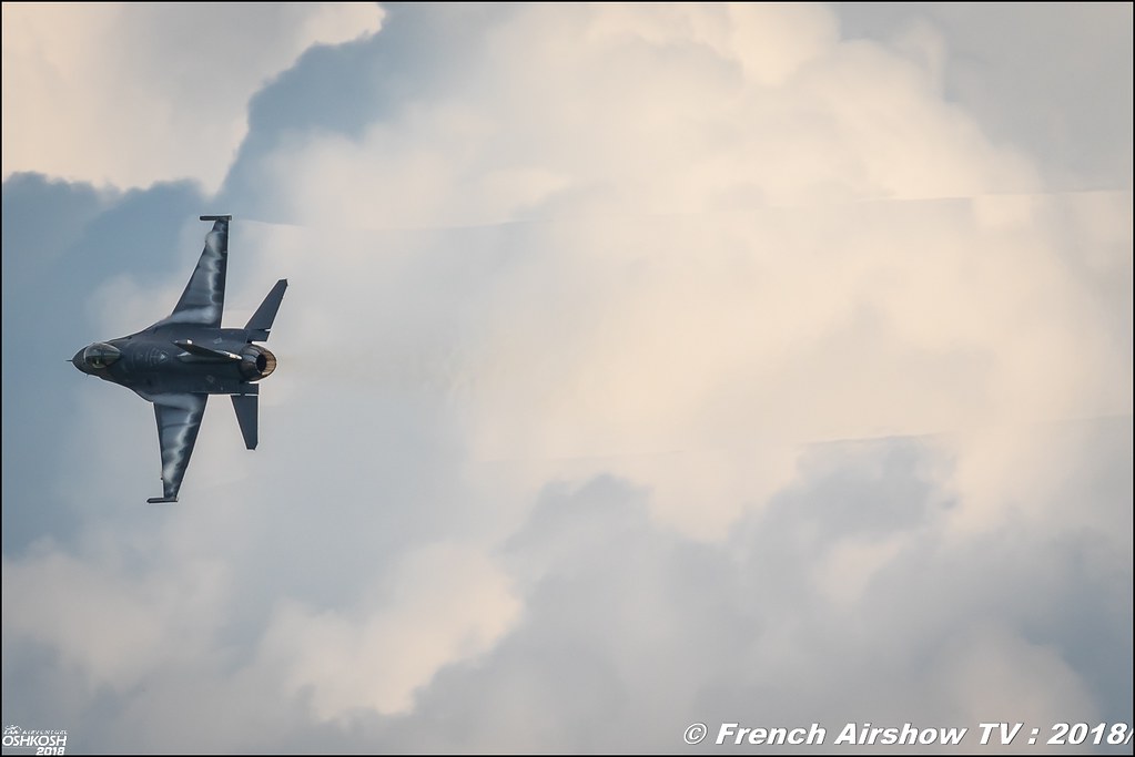 The Air Combat Command F-16 Viper Demonstration Team F-16 Fighting Falcon EAA AirVenture Oshkosh 2018 Wisconsin Canon Sigma France contemporary lens Meeting Aerien 2018