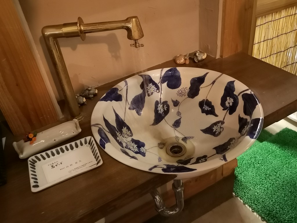 The painted pattern on this quaint little sink at Tomisoba aptly features soba flowers.