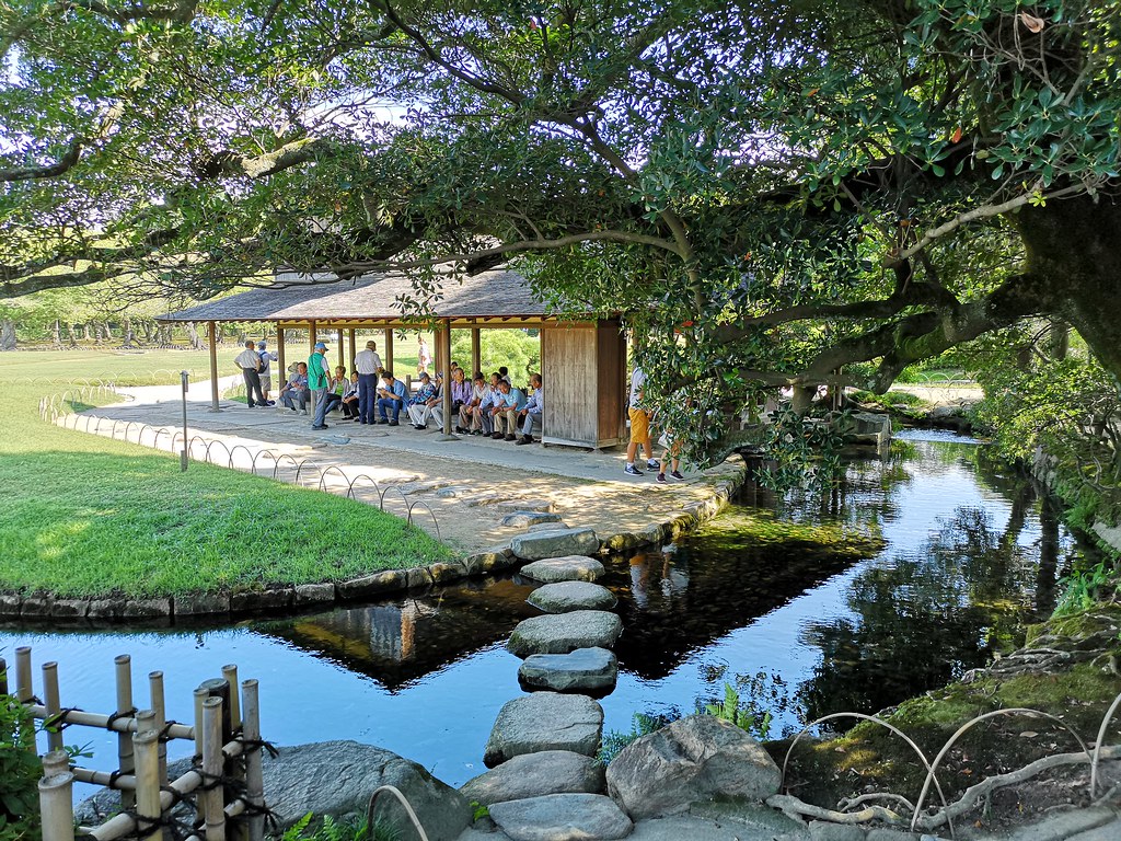 This pavilion is my favourite place inside Koraku-en. A stream runs through it.