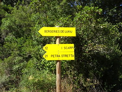 Panneaux au départ de la piste de Luviu