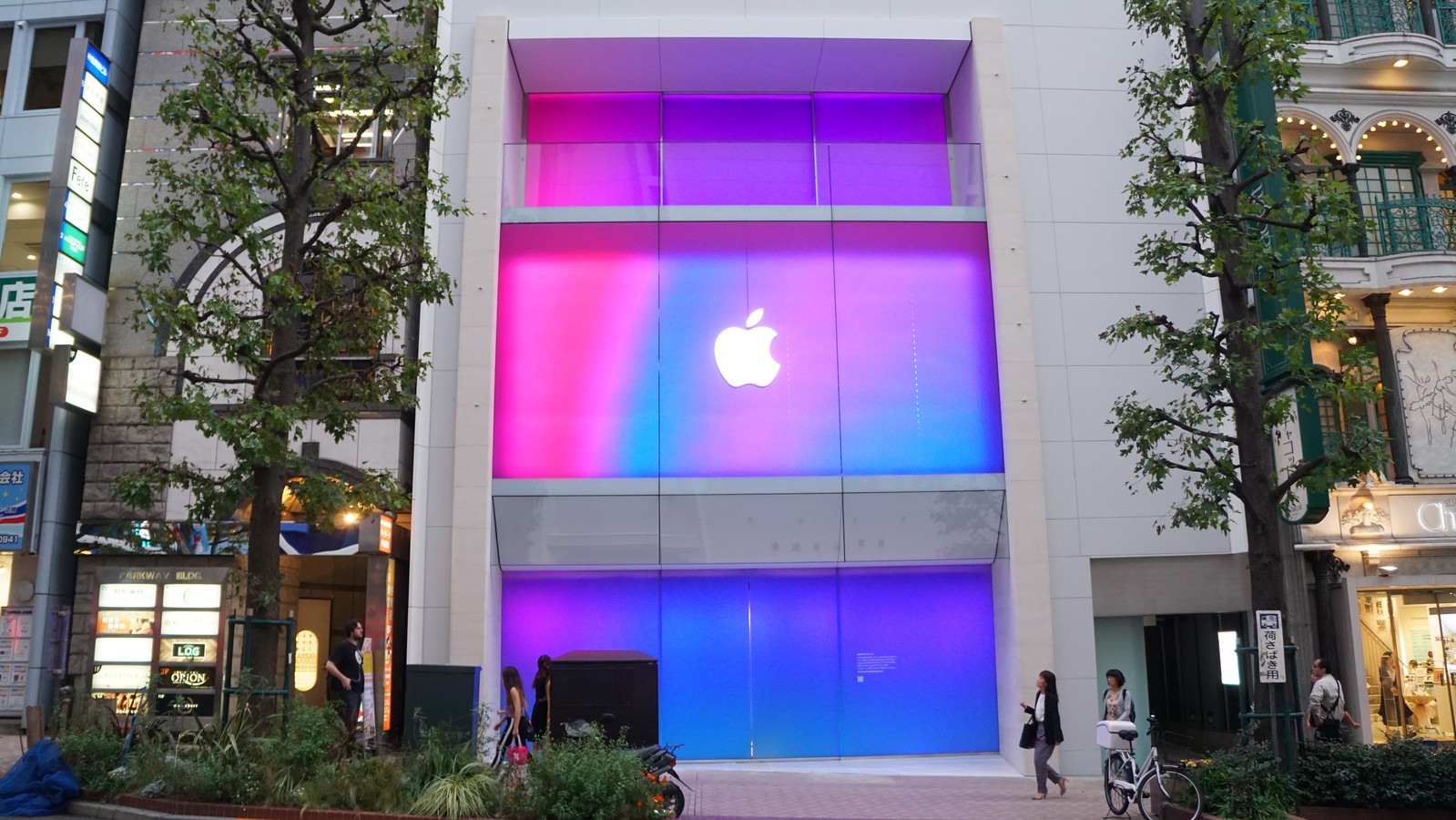 Apple渋谷、オープン前に巨大なイルミネーションとして姿を現す