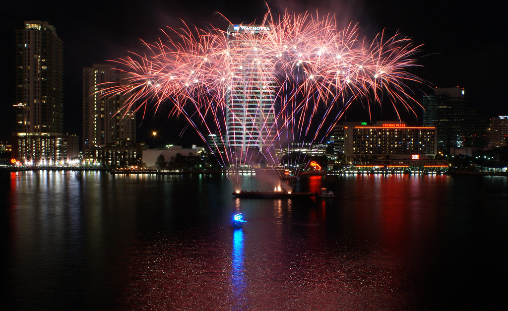 Jacksonville fireworks Fireworks on the St. Johns River in… Flickr