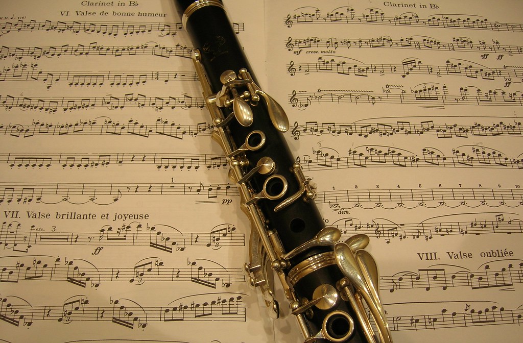 Мелодия кларнета. Кларнет и труба шары. Кларнет и труба в виде шаров. Clarinet Pin.