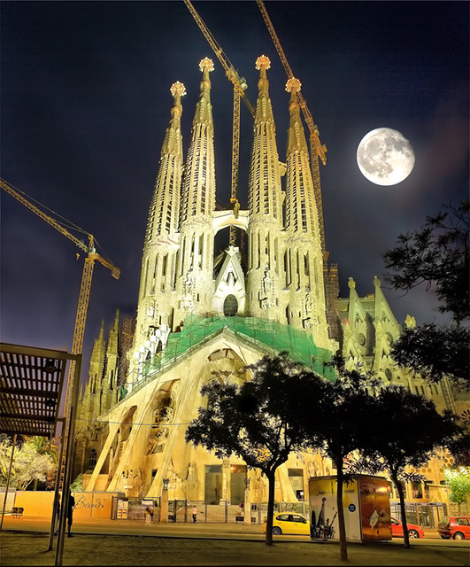 Antoni's Gaudi Sagrada Familia and full moon | ES ----- El T… | Flickr