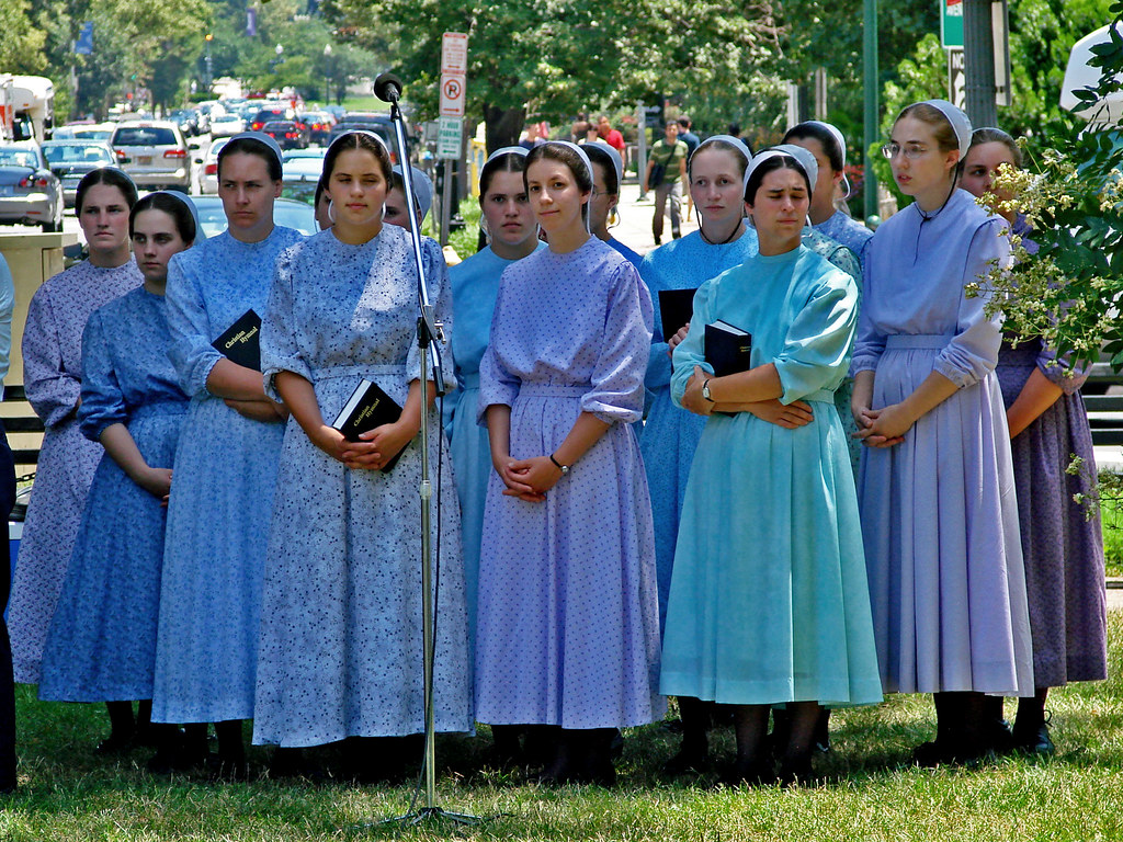 Mennonite Women in Dupont Circle | Mennonite women singing i… | Flickr