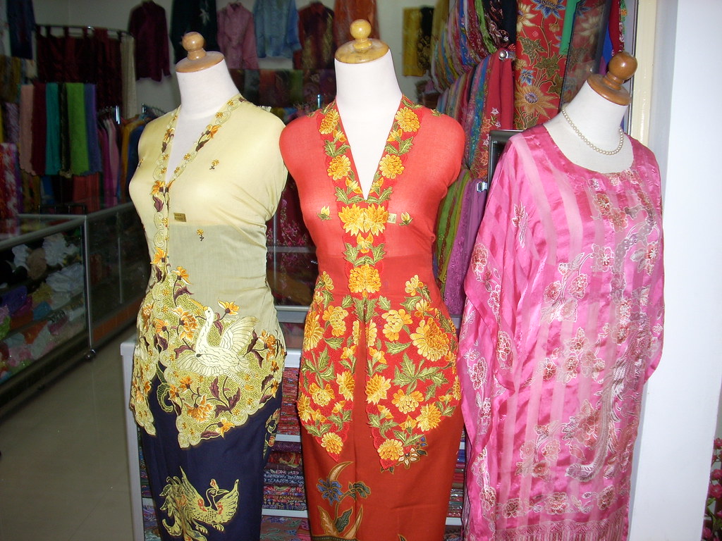 Nyonya Baju Kebaya | Nyonya baju kebaya selling at Dataran P… | Flickr