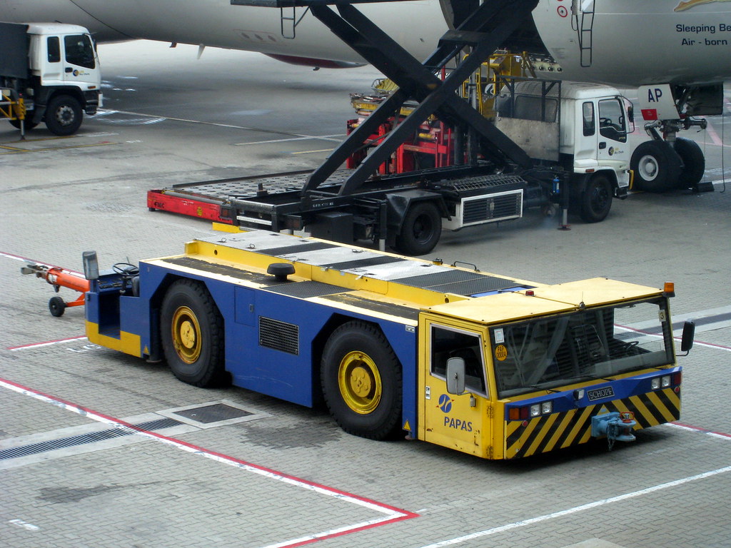 trattori aeroportuali per rimorchiare trainare aeromobili 2536166657_8140fc8715_b