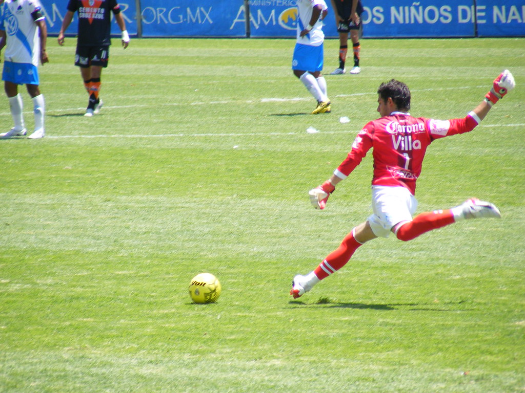 Pachuca VS Puebla (Despeje de Villalpando portero del Pueb… | Flickr