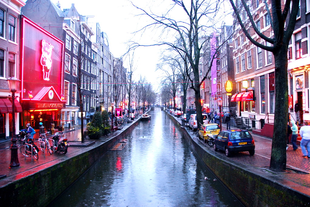 Амстердам время. Улица красных фонарей Амстердам. Амстердам в Красном цвете. Де Валлен. Улица красных фонарей фэнтези.