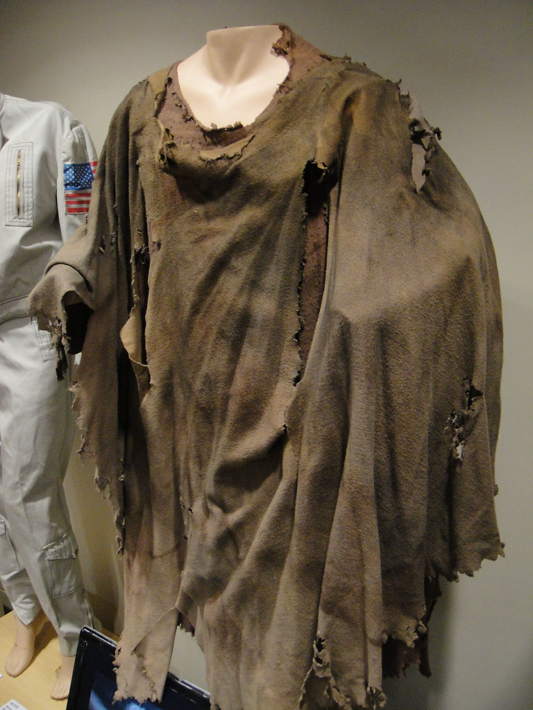Старое рваное платье