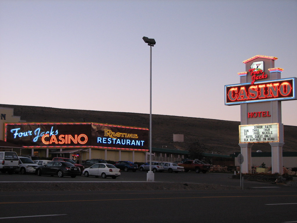 fast food near diamond jacks casino