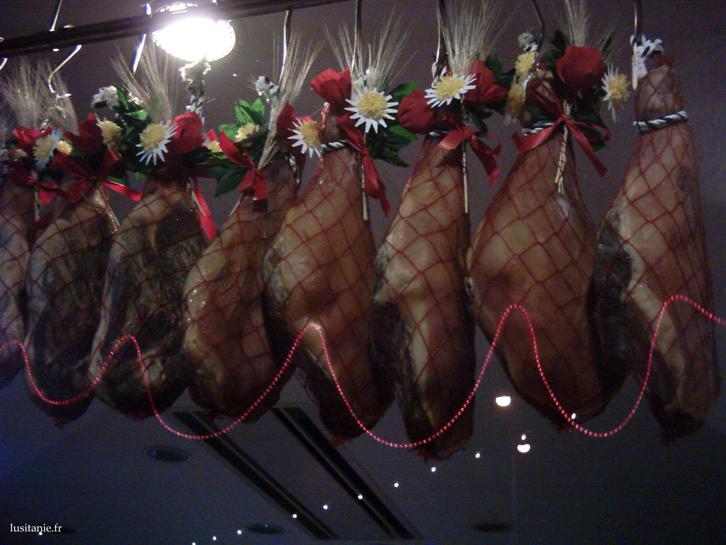 Même les jambons du boucher sont décorés de fleurs pour la fête