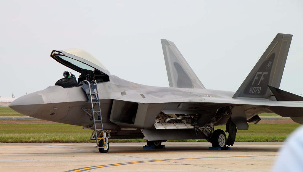 Look that plane. Lockheed/Boeing f-22 Raptor. F22 Raptor радиопоглощающее покрытие системы стелс самолётов. Lockheed/Boeing f-25 Raptor.