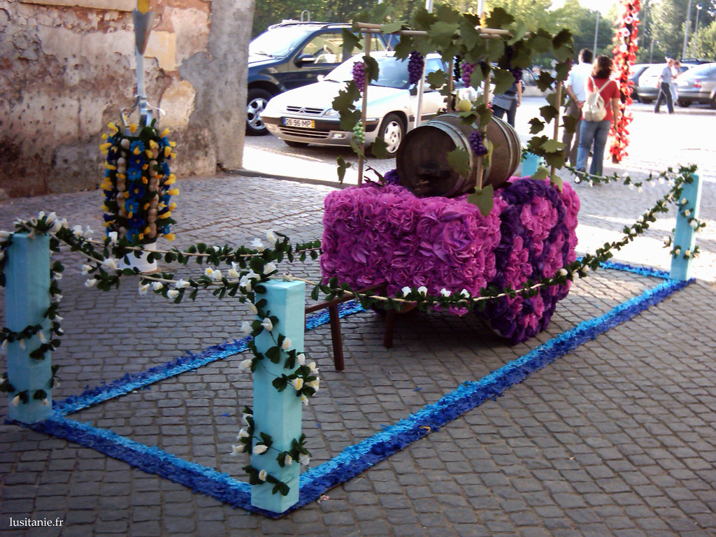 La charette décorée de fleurs, avec un tonneau, symbole de prospérité