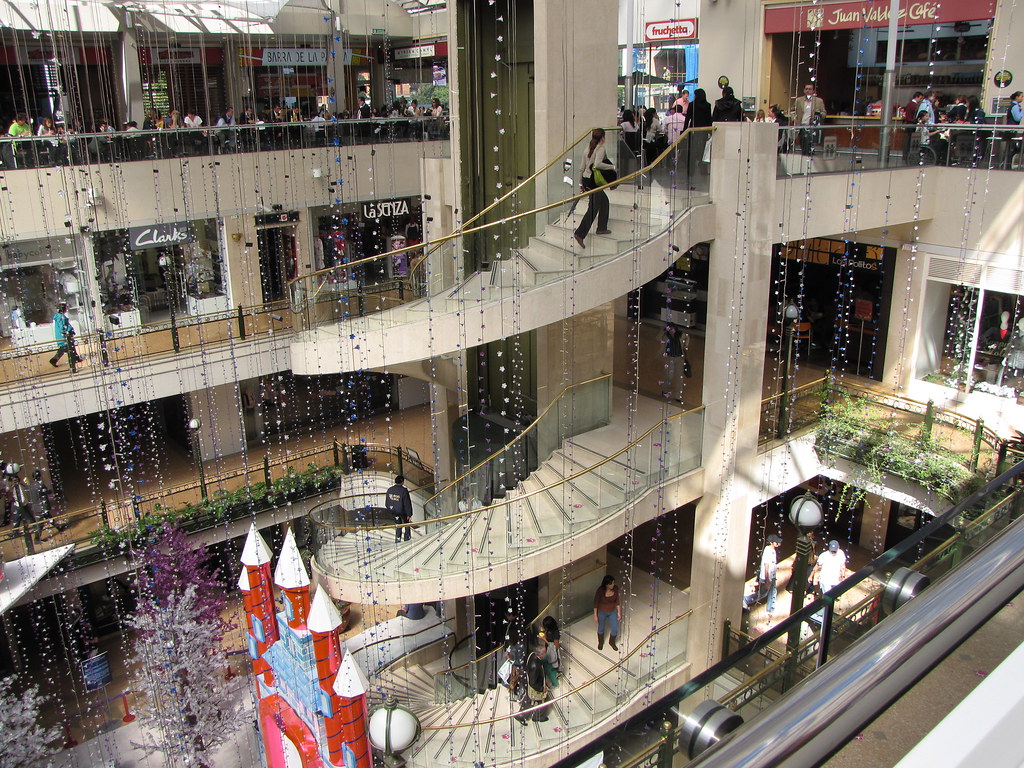 Go shopping mall. Торговый центр внутри. Богота лучшие торговые центры. Go торговый центр. Торговый центр трилогия.