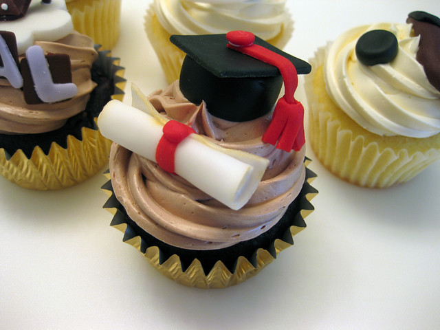 Graduation Cupcakes | A little graduation cap & diploma to c… | Flickr